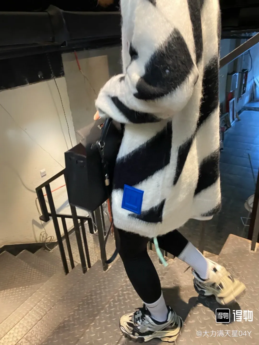 ♻️💯Upper body reference model picture❤️New top-quality proven version OFFWHITE (OW) gradient mohair striped arrow sweater hoodie gradient rendering arrow couple sweater Mohair (English Mohair; Turkish: MUKHYAR) refers to the coat of Angora goats, also known as Angora goat hair. The name comes from Turkish, meaning "the best hair". It has good elasticity, pressure resistance and special luster. It is an excellent raw material for making plush fabrics and one of the most advanced animal textile fiber raw materials in the world market. Mohair has a shape similar to long wool. The fiber surface is smooth, strong luster, high strength, good elasticity, less curl, and easy to wash. Mohair can be used in jacquard blankets, long-haired coats and high-gloss wool fabrics. Mohair sweaters from ow are released every year🛒 The same style and ever-changing colors. There is really no girl who doesn’t love it. It is super suitable for wearing under a down jacket in winter without being bulky! If the lower body is missing, their favorite os version🙋🏻‍♀️ intuitively adds natural softness and fairy beauty effect, which is the best choice! The upper body is lightweight and does not weigh down the body while keeping warm. The sleeves and the gradient arrow parts on the back are repeatedly patterned until the gradient level is satisfied before large-scale products are released. The craftsmanship is extremely demanding. Each sweater is woolen at least ten times to give it a plush, thick feel and good fluffiness! ✅ Fabric composition: 50% mohair 32 spandex 18% wool, three-level anti-pilling Color: black and white gradient Sizes Mohair is lighter and softer, so be careful not to machine wash it, not machine washable! ! emphasize! !  ⚠️Hand wash with warm water and cold water P:440